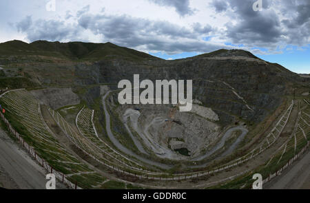 Altai, Altai, CHN. 14. Juli 2016. Altai, China - 14. Juli 2016: (Nur zur redaktionellen Verwendung. CHINA aus) Koktokay ist eine Stadt der Fuyun Grafschaft, Altay Präfektur, Xinjiang, China. Der Irtysch fließt durch Koktokay. Es hat reichliche Mineral- und touristischen Ressourcen, einschließlich der Koktokay nationaler Geopark. Ab 2000 hatte es eine Bevölkerung von 6014. Die Bilder zeigen Koktokay Wasserkraftwerk und die Geschichte dahinter. © SIPA Asien/ZUMA Draht/Alamy Live-Nachrichten Stockfoto