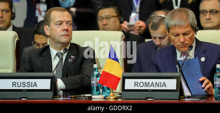 Ulan Bator, Mongolei. 15. Juli 2016. Russische Ministerpräsident Dmitri Medwedew (L) sitzt neben seinem rumänischen Amtskollegen Dacian Ciolos besucht er die 11. Asia-Europe Meeting (ASEM) Gipfel der Staats- und Regierungschefs (ASEM11) in Ulan Bator, Mongolei, 15. Juli 2016. Mongolei beherbergt die 11. ASEM-Gipfel der Staats- und Regierungschefs (ASEM11) in der Hauptstadt Ulan Bator vom 15. bis 16. Juli 2016. Foto: KAY NIETFELD/Dpa/Alamy Live News Stockfoto