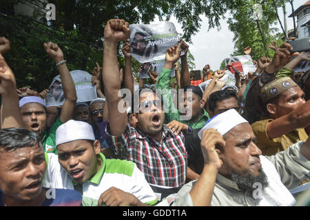 Kuala Lumpur, Kuala Lumpur, Malaysia. 15. Juli 2016. Rohingya in Malaysia lebenden Menschen schreien und halten ein Plakat während des Sendens ein Memorandum an Myanmar Botschaft in Kuala Lumpur. Sie fordern Unterdrückung auf muslimische Minderheiten in Myanmar.Violence zu stoppen und Spannungen zwischen Buddhisten und Muslimen Gemeinden weiter im Rakhine-Staat von Myanmar. Bildnachweis: Kepy/ZUMA Draht/Alamy Live-Nachrichten Stockfoto