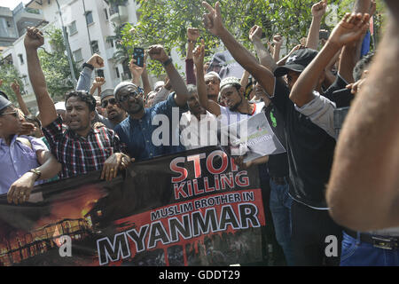 Kuala Lumpur, Kuala Lumpur, Malaysia. 15. Juli 2016. Rohingya in Malaysia lebenden Menschen schreien und halten ein Plakat während des Sendens ein Memorandum an Myanmar Botschaft in Kuala Lumpur. Sie fordern Unterdrückung auf muslimische Minderheiten in Myanmar.Violence zu stoppen und Spannungen zwischen Buddhisten und Muslimen Gemeinden weiter im Rakhine-Staat von Myanmar. Bildnachweis: Kepy/ZUMA Draht/Alamy Live-Nachrichten Stockfoto