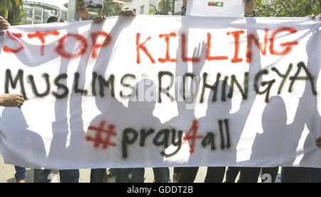 Kuala Lumpur, Kuala Lumpur, Malaysia. 15. Juli 2016. Rohingya Personen in Malaysia lebenden einen Banner während des Sendens ein Memorandum an Myanmar Botschaft in Kuala Lumpur. Sie fordern Unterdrückung auf muslimische Minderheiten in Myanmar.Violence zu stoppen und Spannungen zwischen Buddhisten und Muslimen Gemeinden weiter im Rakhine-Staat von Myanmar. Bildnachweis: Kepy/ZUMA Draht/Alamy Live-Nachrichten Stockfoto