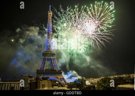 Paris, Frankreich. 15. Juli 2016. Auf den Eiffelturm, umgeben durch das Feuerwerk des französischen nationalen Tag Kredit angesehen: Aurelien Foucault/ZUMA Draht/Alamy Live News Stockfoto