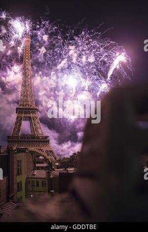 Paris, Frankreich. 15. Juli 2016. Blick von der nahe gelegenen Dachterrasse des Eiffelturm und dem festlichen Feuerwerk geworfen auf Frankreichs nationale Tag Kredit: Aurelien Foucault/ZUMA Draht/Alamy Live News Stockfoto