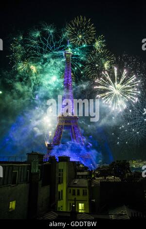 Paris, Frankreich. 15. Juli 2016. Frankreich feiert seinen Nationalfeiertag mit einem beeindruckenden Feuerwerk rund um den Eiffel-Turm geworfen. Bildnachweis: Aurelien Foucault/ZUMA Draht/Alamy Live-Nachrichten Stockfoto