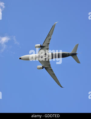 Farnborough, Hampshire, UK. 14. Juli 2016. 4. Tag der internationalen Handel Farnborough Airshow.  Der Airbus A350 XWB geht in die Luft fliegenden Demonstration Credit: Wendy Johnson/Alamy Live News Stockfoto