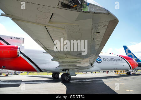 Farnborough, Hampshire, UK. 14. Juli 2016. Tag 4 der Farnborough International Airshow. Boeing 727 für Oil Spill Response mit seiner Sprühsystem angepasst unter an der Rückseite angebracht.  Oil Spill Response reist weltweit reagieren auf Industrie Öl verschütten Freitag 15. feiert das hundertjährige Jubiläum der Firma Boeing. Bildnachweis: Wendy Johnson/Alamy Live-Nachrichten Stockfoto