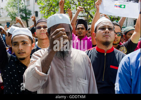 Kuala Lumpur, Malaysia. 15. Juli 2016. Myanmars Rohingya-Flüchtlinge (C) schreit während einer Demonstration in Kuala Lumpur, Malaysia. 15. Juli 2016.  Hunderte von Demonstranten, vor allem der Rohingya Ursprünge, versammelten sich in Kuala Lumpur, Malaysia Credit: Chris JUNG/Alamy Live News Stockfoto