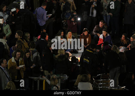 Sydney, Australien. 15. Juli 2016. Im Rahmen der jährlichen BBR (Bleu, Blanc, Rouge) Meuterei auf der französischen Kulturfestival in der Nähe von Circular Quay, eine Mahnwache für die Opfer des Terroranschlags in Nizza, Frankreich von einem islamischen Staat (Daesh) unterstützende tunesischen Immigranten organisiert wurde. Bildnachweis: Richard Milnes/Alamy Live-Nachrichten Stockfoto