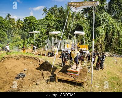 Ubud, Bali, Indonesien. 15. Juli 2016. Sarkophage auf dem Friedhof in Gianyar vor die Bildnissen sich in ihnen befinden und sie sind verbrannt. Die meisten Menschen auf Bali sind Hindus. Traditionelle Feuerbestattungen in Bali sind sehr teuer, so dass die Gemeinden in der Regel eine Masse Einäscherung etwa alle fünf Jahre halten. Die meisten der Masse Feuerbestattungen in Bali finden Ende Juni oder Anfang Juli statt. Gianyar, einem kleinen Dorf ca. 30 Minuten von Ubud, statt ihre Dorf breite Feuerbestattung Freitag. Die Gemeinschaft breite Masse Einäscherung in Ubud ist Samstag. © Jack Kurtz/ZUMA Draht/Alamy Live-Nachrichten Stockfoto