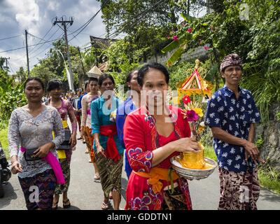 Ubud, Bali, Indonesien. 15. Juli 2016. Frauen tragen Angebote mit den Bildnissen des Friedhofs in Gianyar verbrannt werden. Die meisten Menschen auf Bali sind Hindus. Traditionelle Feuerbestattungen in Bali sind sehr teuer, so dass die Gemeinden in der Regel eine Masse Einäscherung etwa alle fünf Jahre halten. Die meisten der Masse Feuerbestattungen in Bali finden Ende Juni oder Anfang Juli statt. Gianyar, einem kleinen Dorf ca. 30 Minuten von Ubud, statt ihre Dorf breite Feuerbestattung Freitag. Die Gemeinschaft breite Masse Einäscherung in Ubud ist Samstag. © Jack Kurtz/ZUMA Draht/Alamy Live-Nachrichten Stockfoto