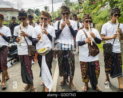 Ubud, Bali, Indonesien. 15. Juli 2016. Musiker spielen traditionellen Musik während der Prozession zum Friedhof für die Masse Einäscherung in Gianyar. Die meisten Menschen auf Bali sind Hindus. Traditionelle Feuerbestattungen in Bali sind sehr teuer, so dass die Gemeinden in der Regel eine Masse Einäscherung etwa alle fünf Jahre halten. Die meisten der Masse Feuerbestattungen in Bali finden Ende Juni oder Anfang Juli statt. Gianyar, einem kleinen Dorf ca. 30 Minuten von Ubud, statt ihre Dorf breite Feuerbestattung Freitag. Die Gemeinschaft breite Masse Einäscherung in Ubud ist Samstag. © Jack Kurtz/ZUMA Draht/Alamy Live-Nachrichten Stockfoto
