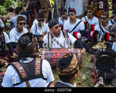 Ubud, Bali, Indonesien. 15. Juli 2016. Musiker spielen traditionellen Musik während der Prozession zum Friedhof für die Masse Einäscherung in Gianyar. Die meisten Menschen auf Bali sind Hindus. Traditionelle Feuerbestattungen in Bali sind sehr teuer, so dass die Gemeinden in der Regel eine Masse Einäscherung etwa alle fünf Jahre halten. Die meisten der Masse Feuerbestattungen in Bali finden Ende Juni oder Anfang Juli statt. Gianyar, einem kleinen Dorf ca. 30 Minuten von Ubud, statt ihre Dorf breite Feuerbestattung Freitag. Die Gemeinschaft breite Masse Einäscherung in Ubud ist Samstag. © Jack Kurtz/ZUMA Draht/Alamy Live-Nachrichten Stockfoto
