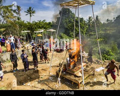 Ubud, Bali, Indonesien. 15. Juli 2016. Die Sarkophage sind während der Gemeinschaft breite Feuerbestattung in Gianyar verbrannt. Die meisten Menschen auf Bali sind Hindus. Traditionelle Feuerbestattungen in Bali sind sehr teuer, so dass die Gemeinden in der Regel eine Masse Einäscherung etwa alle fünf Jahre halten. Die meisten der Masse Feuerbestattungen in Bali finden Ende Juni oder Anfang Juli statt. Gianyar, einem kleinen Dorf ca. 30 Minuten von Ubud, statt ihre Dorf breite Feuerbestattung Freitag. Die Gemeinschaft breite Masse Einäscherung in Ubud ist Samstag. © Jack Kurtz/ZUMA Draht/Alamy Live-Nachrichten Stockfoto
