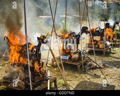 Ubud, Bali, Indonesien. 15. Juli 2016. Die Sarkophage sind während der Gemeinschaft breite Feuerbestattung in Gianyar verbrannt. Die meisten Menschen auf Bali sind Hindus. Traditionelle Feuerbestattungen in Bali sind sehr teuer, so dass die Gemeinden in der Regel eine Masse Einäscherung etwa alle fünf Jahre halten. Die meisten der Masse Feuerbestattungen in Bali finden Ende Juni oder Anfang Juli statt. Gianyar, einem kleinen Dorf ca. 30 Minuten von Ubud, statt ihre Dorf breite Feuerbestattung Freitag. Die Gemeinschaft breite Masse Einäscherung in Ubud ist Samstag. © Jack Kurtz/ZUMA Draht/Alamy Live-Nachrichten Stockfoto