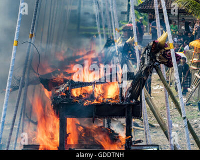 Ubud, Bali, Indonesien. 15. Juli 2016. Die Sarkophage sind während der Gemeinschaft breite Feuerbestattung in Gianyar verbrannt. Die meisten Menschen auf Bali sind Hindus. Traditionelle Feuerbestattungen in Bali sind sehr teuer, so dass die Gemeinden in der Regel eine Masse Einäscherung etwa alle fünf Jahre halten. Die meisten der Masse Feuerbestattungen in Bali finden Ende Juni oder Anfang Juli statt. Gianyar, einem kleinen Dorf ca. 30 Minuten von Ubud, statt ihre Dorf breite Feuerbestattung Freitag. Die Gemeinschaft breite Masse Einäscherung in Ubud ist Samstag. © Jack Kurtz/ZUMA Draht/Alamy Live-Nachrichten Stockfoto