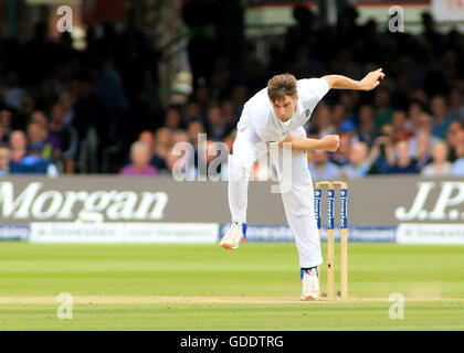 London, UK. 15. Juli 2016. Das erste Investec Cricket Testspiel. England gegen Pakistan. Englands Chris Woakes Schalen Credit: Action Plus Sport Bilder/Alamy Live News Stockfoto