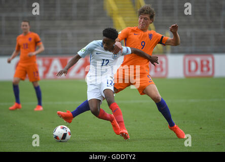 Ulm, Deutschland. 15. Juli 2016. Englands Kyle Walker-Peters (L) im Kampf gegen Sam Lammers von den Niederlanden während der Fußball-Gruppenspiel UEFA u-19-Europameisterschaft zwischen den Niederlanden und England im Donaustadion in Ulm, Deutschland, 15. Juli 2016. Foto: MARIJAN MURAT/Dpa/Alamy Live News Stockfoto