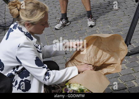 Kopenhagen, Dänemark. 15. Juli 2016.Ms.Zania Stampe dänische Politikerin Fromdanish radikale Libery Partei ist eine Hommage an die französischen Opfer legen Blumen an französische Botschaft in Kopenhagen unter anderen Dane pat Ribune nach Frankreich und französische Flagge auf Halbmast in französischer Botschaft wegen o schöne Opfer am französischen Nationalfeiertag bestal Tag in Nizza ist. Bildnachweis: Francis Joseph Dean/Dean Bilder/Alamy Live News Stockfoto