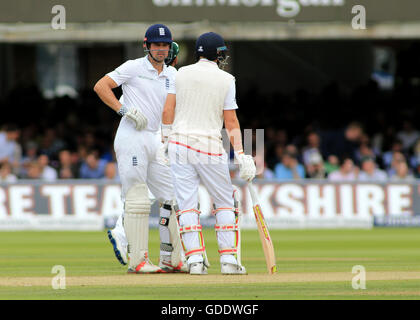 London, UK. 15. Juli 2016. Das erste Investec Cricket Testspiel. England gegen Pakistan. England Kapitän Alistair Cook (links) und Joe Root besprechen Taktiken während eine über Kredit: Action Plus Sport Bilder/Alamy Live News Stockfoto