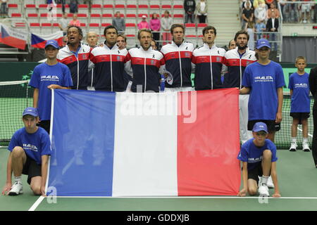 Trinec, Tschechische Republik. 15. Juli 2016. Von links französische Spieler Yanic Noah, Jo-Wilfried Tsonga, Lucas Pouille, Pierre-Hugues Herbert ein Nicolas Mahut posieren für Fotos vor dem Davis Cup Tennisturnier Viertelfinale zwischen der Tschechischen Republik und Frankreich in Trinec, Tschechische Republik, 15. Juli 2016. Bildnachweis: Petr Sznapka/CTK Foto/Alamy Live-Nachrichten Stockfoto