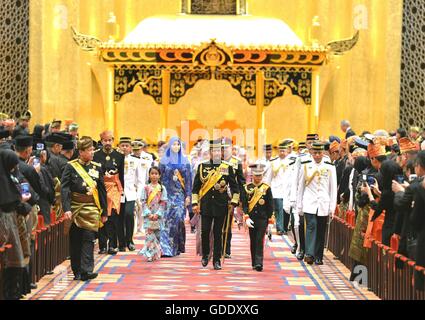 Bandar Seri Begawan, Brunei. 15. Juli 2016. Brunei Sultan Haji Hassanal Bolkiah (C) und der königlichen Familie besuchen eine Zeremonie um staatliche Dekorationen auf 22 Personen im Palast Istana Nurul Iman in Bandar Seri Begawan, Brunei, 15. Juli 2016 übertragen. Brunei feierte 70. Geburtstag der Sultan Hassanal Bolkiah in Bandar Seri Begawan am Freitag. Der Sultan inspiziert die Ehrengarde Omar Ali Saifuddien quadratisch und verliehenen staatlichen Dekorationen auf 22 Personen während seinen 70. Geburtstag Investitur Zeremonie im Palast Istana Nurul Iman. Bildnachweis: Jeffrey Wong/Xinhua/Alamy Live-Nachrichten Stockfoto
