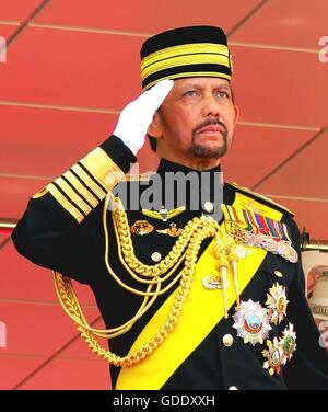 Bandar Seri Begawan, Brunei. 15. Juli 2016. Brunei Sultan Haji Hassanal Bolkiah salutiert, die Ehre zu schützen während einer Zeremonie anlässlich seines 70. Geburtstages in Bandar Seri Begawan, Brunei, 15. Juli 2016. Brunei feierte 70. Geburtstag der Sultan Hassanal Bolkiah in Bandar Seri Begawan am Freitag. Der Sultan inspiziert die Ehrengarde Omar Ali Saifuddien quadratisch und verliehenen staatlichen Dekorationen auf 22 Personen während seinen 70. Geburtstag Investitur Zeremonie im Palast Istana Nurul Iman. Bildnachweis: Jeffrey Wong/Xinhua/Alamy Live-Nachrichten Stockfoto