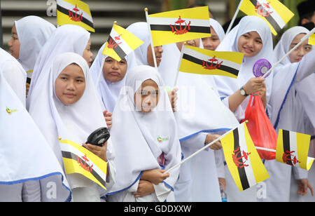Bandar Seri Begawan, Brunei. 15. Juli 2016. Menschen winken Nationalflaggen um Bezug auf Brunei Sultan Haji Hassanal Bolkiah während einer Zeremonie anlässlich seines 70. Geburtstages in Bandar Seri Begawan, Brunei, 15. Juli 2016 zu zeigen. Brunei feierte 70. Geburtstag der Sultan Hassanal Bolkiah in Bandar Seri Begawan am Freitag. Der Sultan inspiziert die Ehrengarde Omar Ali Saifuddien quadratisch und verliehenen staatlichen Dekorationen auf 22 Personen während seinen 70. Geburtstag Investitur Zeremonie im Palast Istana Nurul Iman. Bildnachweis: Jeffrey Wong/Xinhua/Alamy Live-Nachrichten Stockfoto