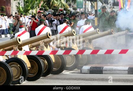 Bandar Seri Begawan, Brunei. 15. Juli 2016. Salutiert werden während einer Zeremonie anlässlich des 70. Geburtstag von Brunei Sultan Haji Hassanal Bolkiah in Bandar Seri Begawan, Brunei, 15. Juli 2016 ausgelöst. Brunei feierte 70. Geburtstag der Sultan Hassanal Bolkiah in Bandar Seri Begawan am Freitag. Der Sultan inspiziert die Ehrengarde Omar Ali Saifuddien quadratisch und verliehenen staatlichen Dekorationen auf 22 Personen während seinen 70. Geburtstag Investitur Zeremonie im Palast Istana Nurul Iman. Bildnachweis: Jeffrey Wong/Xinhua/Alamy Live-Nachrichten Stockfoto