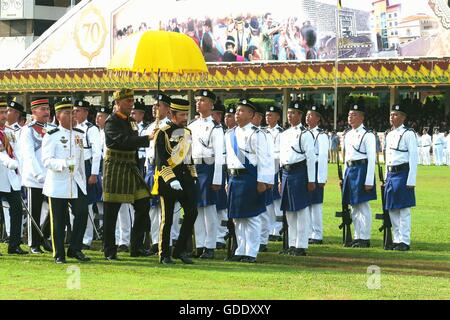 Bandar Seri Begawan, Brunei. 15. Juli 2016. Brunei Sultan Haji Hassanal Bolkiah (R, vorne) prüft die Ehrengarde während einer Zeremonie anlässlich seines 70. Geburtstages in Bandar Seri Begawan, Brunei, 15. Juli 2016. Brunei feierte 70. Geburtstag der Sultan Hassanal Bolkiah in Bandar Seri Begawan am Freitag. Der Sultan inspiziert die Ehrengarde Omar Ali Saifuddien quadratisch und verliehenen staatlichen Dekorationen auf 22 Personen während seinen 70. Geburtstag Investitur Zeremonie im Palast Istana Nurul Iman. Bildnachweis: Jeffrey Wong/Xinhua/Alamy Live-Nachrichten Stockfoto