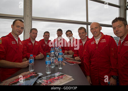 Farnborough, Großbritannien. 15. Juli 2016. Die Royal Air Force Red Arrows-Piloten auf der Farnborough International Airshow 2016 Credit: Keith Larby/Alamy Live News Stockfoto