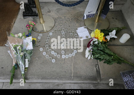 London, London, UK. 15. Juli 2016. Blumen liegen vor der französischen Botschaft, Opfer eines Angriffs zu trauern, in denen ein LKW durch verpackt Menschenmengen versammelten sich zum Nationalfeiertag feiern in der französischen Stadt Nizza fuhr, mindestens 84 Menschen getötet, in London, Großbritannien am 15. Juli 2016. © Tim Irland/Xinhua/Alamy Live-Nachrichten Stockfoto