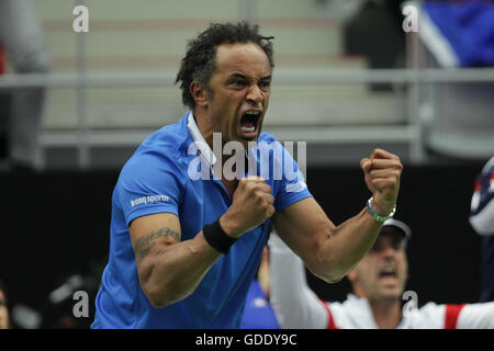 Trinec, Tschechische Republik. 15. Juli 2016. Französische non-playing Captain Yannick Noah reagiert während der ersten Einzelspiel im Davis Cup Tennisturnier Viertelfinale zwischen der Tschechischen Republik und Frankreich in Trinec, Tschechische Republik, 15. Juli 2016. Bildnachweis: Petr Sznapka/CTK Foto/Alamy Live-Nachrichten Stockfoto