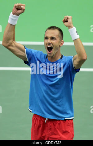 Trinec, Tschechische Republik. 15. Juli 2016. Lukas Rosol der Tschechischen Republik feiert nach dem Sieg gegen Jo-Wilfried Tsonga Frankreichs während des Tennis Davis Cup Viertelfinale Matches in Trinec, Tschechische Republik, Freitag, 15. Juli 2016. Rosol gewann 6-4, 3-6, 4-6, 7-6, 6-4. Bildnachweis: Petr Sznapka/CTK Foto/Alamy Live-Nachrichten Stockfoto