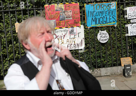 London, UK. 15. Juli 2016. Anti-Regierungs-Demonstranten, Harry McEchan, aka, Echan O'Fechan, Protestc außerhalb Russel Square.  Seine Plakate zeigen Anti-Regierungs-Gefühle, Nachrichten, Slogans und Sartirical Bilder Critisising die derzeitige Regierung, Führung von Labour und konservativen, Schrank Umbildung, neue Positionen und Themen über Austritt und Chilcott Anfrage. Bildnachweis: David Lager/Alamy Live-Nachrichten Stockfoto