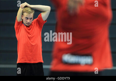 Magdeburg, Deutschland. 15. Juli 2016. Daniel Pettersson (L), Neuzugang aus Schweden für den deutschen Fußball-Bundesliga-Handball-Club SC Magdeburg erstreckt sich beim Start des SCM Training in der GETEC-Arena in Magdeburg, Deutschland, 15. Juli 2016. Foto: JENS WOLF/Dpa/Alamy Live News Stockfoto