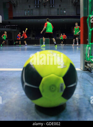 Magdeburg, Deutschland. 15. Juli 2016. Spieler mit den Bundesliga-Handball club SC Magdeburg im SCM Auftakt-Training für die neue Saison in der GETEC-Arena in Magdeburg, Deutschland, 15. Juli 2016. Foto: JENS WOLF/Dpa/Alamy Live News Stockfoto