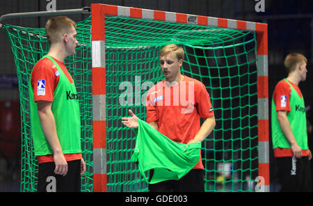 Magdeburg, Deutschland. 15. Juli 2016. Daniel Pettersson (C), Neuzugang aus Schweden für den deutschen Fußball-Bundesliga-Handball-Club SC Magdeburg setzt auf ein Trikot beim Start des SCM Training in der GETEC-Arena in Magdeburg, Deutschland, 15. Juli 2016. Foto: JENS WOLF/Dpa/Alamy Live News Stockfoto