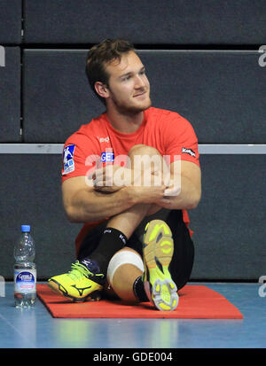 Magdeburg, Deutschland. 15. Juli 2016. Christian O'Sullivan, Neuzugang aus Norwegen für die deutsche Bundesliga-Handball-Club SC Magdeburg erstreckt sich beim Start des SCM Training in der GETEC-Arena in Magdeburg, Deutschland, 15. Juli 2016. Foto: JENS WOLF/Dpa/Alamy Live News Stockfoto