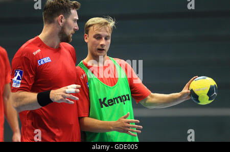 Magdeburg, Deutschland. 15. Juli 2016. Schwedische Neuzugang Daniel Pettersson (R) des deutschen Fußball-Bundesliga-Handball-Club SC Magdeburg und Jacob Bagersted (L) von Dänemark nehmen Teil der SCM-Kick-off Training für die neue Saison in der GETEC-Arena in Magdeburg, Deutschland, 15. Juli 2016. Foto: JENS WOLF/Dpa/Alamy Live News Stockfoto