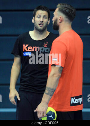 Magdeburg, Deutschland. 15. Juli 2016. Bennet Wiegert (L), Trainer der deutschen Handball Bundesligisten SC Magdeburg, spricht mit dem niederländischen SCM-Team-Kapitän Fabian van Olphen beim SCM Auftakt-Training für die neue Saison in der GETEC-Arena in Magdeburg, Deutschland, 15. Juli 2016. Foto: JENS WOLF/Dpa/Alamy Live News Stockfoto