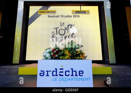 Frankreich. 15. Juli 2016.  Siegerehrung in Phase 13 (Zeitfahren) der Tour de France 2016 eine 37,5 km Einzelzeitfahren zwischen Bourg-Saint-Andeol und La Caverne du Pont-d ' Arc, am 15. Juli 2016 in La Caverne du Pont-d ' Arc Credit: Action Plus Sport Bilder/Alamy Live News Stockfoto