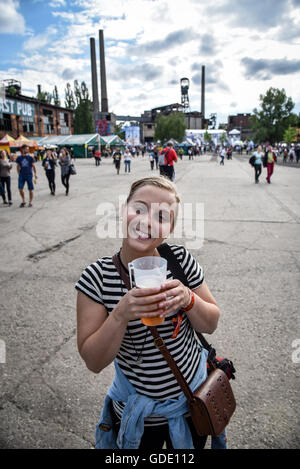 Ostrava, Tschechische Republik. 15. Juli 2016. Atmosphäre während des zweiten Tages des Music Festival Colours of Ostrava im unteren Teil des Industriegebiets Vitkovice in Ostrava, Tschechische Republik, 15. Juli 2016. © Adolf Horsinka/CTK Foto/Alamy Live-Nachrichten Stockfoto