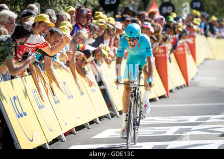 Vallon-Pont-d ' Arc, Frankreich. 15. Juli 2016. Fabio Aru (Astana) endet die Bühne im 37. Platz. ARU ist derzeit auf dem 10. Gesamtrang 5'16 ' hinter dem GC führenden Chris Froome (Team Sky). John Kavouris/Alamy Live-Nachrichten Stockfoto