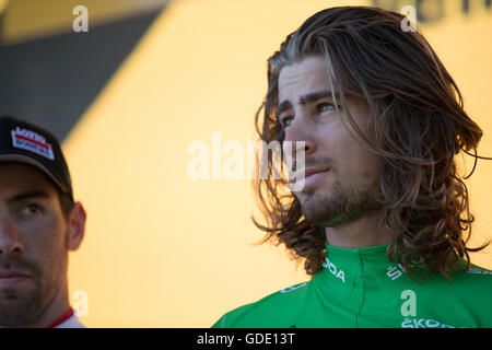 Vallon-Pont-d ' Arc, Frankreich. 15. Juli 2016. Peter Sagan (Tinkoff) auf dem Podium während der Moment der Stille für die Opfer der Tragödie in Nizza. John Kavouris/Alamy Live-Nachrichten Stockfoto