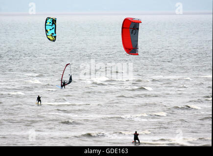 Morecambe Bay, Lancashire, Vereinigtes Königreich, 15. Juli 2016, Wassersport-Enthusiasten beschließen Sie den Tag auf dem Wasser in Morecambe Bay. Bildnachweis: David Billinge/Alamy Live-Nachrichten Stockfoto