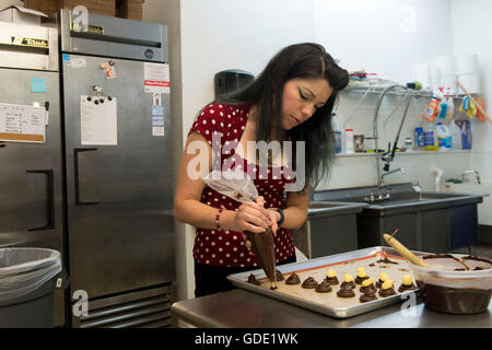 Lakewood, Ohio, USA. 15. Juli 2016. CASSANDRA Angst, Besitzer des Angst Konfekt, Mode einen süßen cremigen Ganache und Modellierung Schokolade, dass sie '' Trump Dumps'' in diesem Vorort von Cleveland vor der Republican National Convention getauft hat. www.fearsconfections.com The RNC 2016 wird auf Bestellung drei Tage ab heute mit Donald Trump als Kandidaten der mutmaßlichen gaveled. © Brian Cahn/ZUMA Draht/Alamy Live-Nachrichten Stockfoto