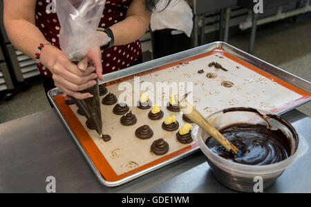 Lakewood, Ohio, USA. 15. Juli 2016. CASSANDRA Angst, Besitzer des Angst Konfekt, Mode einen süßen cremigen Ganache und Modellierung Schokolade, dass sie '' Trump Dumps'' in diesem Vorort von Cleveland vor der Republican National Convention getauft hat. www.fearsconfections.com The RNC 2016 wird auf Bestellung drei Tage ab heute mit Donald Trump als Kandidaten der mutmaßlichen gaveled. © Brian Cahn/ZUMA Draht/Alamy Live-Nachrichten Stockfoto