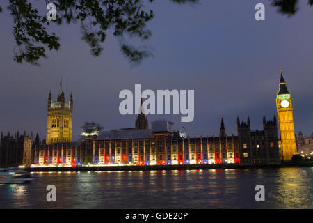 London, UK. 15. Juli 2016. Sehenswürdigkeiten mit den Farben der französischen Flagge London, Großbritannien - leuchten 15. Juli 2016 Credit: Brayan Alexander Lopez Garzon/Alamy Live News Stockfoto