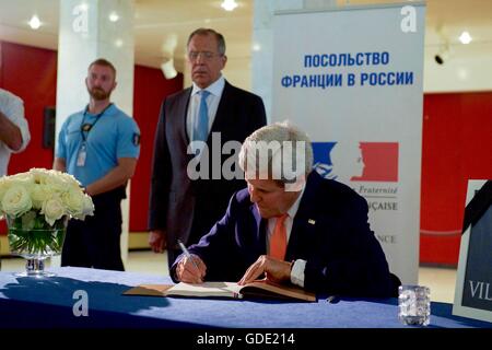 Moskau, Russland. 15. Juli 2016. US Staatssekretär John Kerry signiert ein Buch von Beileid, wie der russische Außenminister Sergej Lawrow in der französischen Botschaft 15. Juli 2016 in Moskau blickt auf. Die beiden Minister legte einen Strauß Rosen an einem improvisierten Denkmal in Erinnerung an die Opfer der Meuterei auf der terroristischen LKW-Anschlag in Nizza, Frankreich. Bildnachweis: Planetpix/Alamy Live-Nachrichten Stockfoto