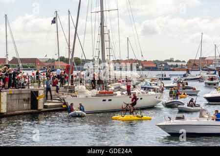 Leute Gruß das Segelboot Havanna in Kopenhagen, zurück nach Umrundung der Credit: Stig Alenäs/Alamy leben Nachrichten Stockfoto